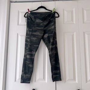 Athleta camo contender 7/8 right. Has pockets, size Medium